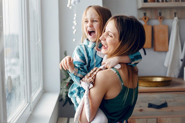 Mother spends time with her young daughter after applying for an Expat Residential mortgage with the Marsden.